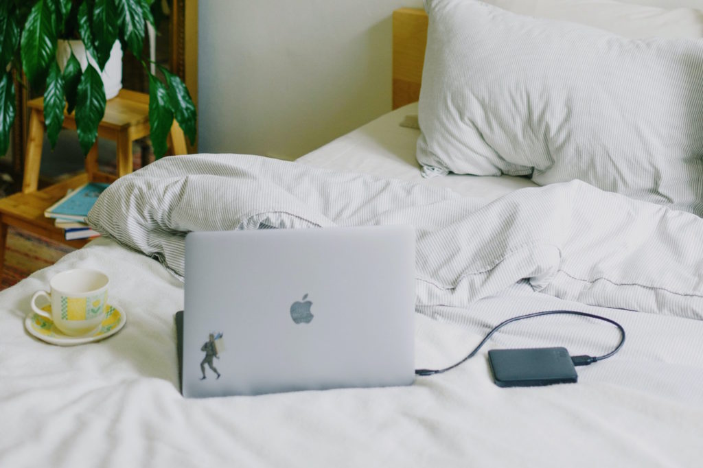 Dicke Bettdecke mit Tasse und Laptop