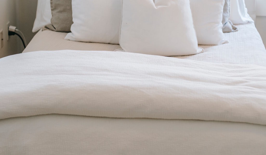 Eierdaunendecke auf einem weißen Bett