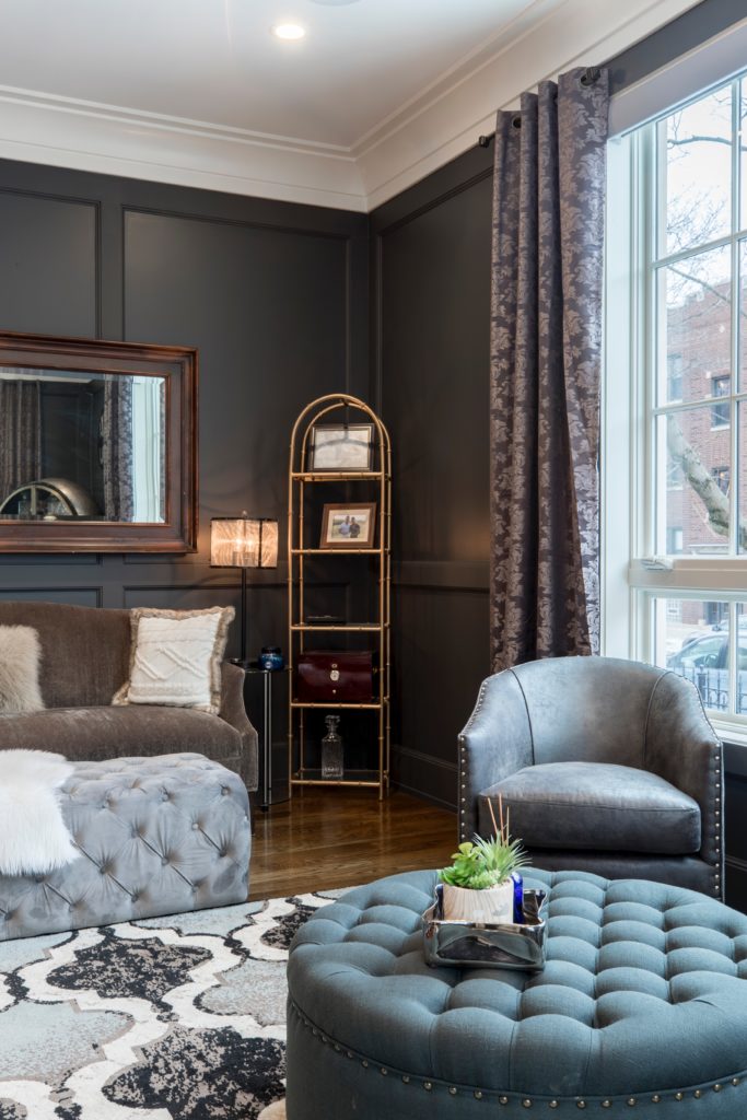 Halbrundes Sofa in einem Wohnzimmer