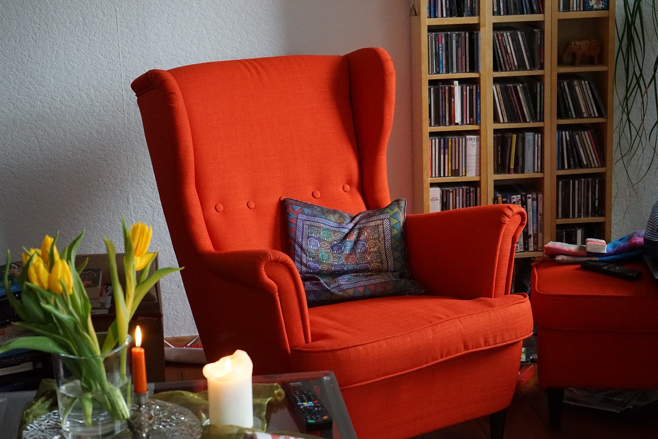 Orangener Sessel mit Sesselschoner Kopfteil